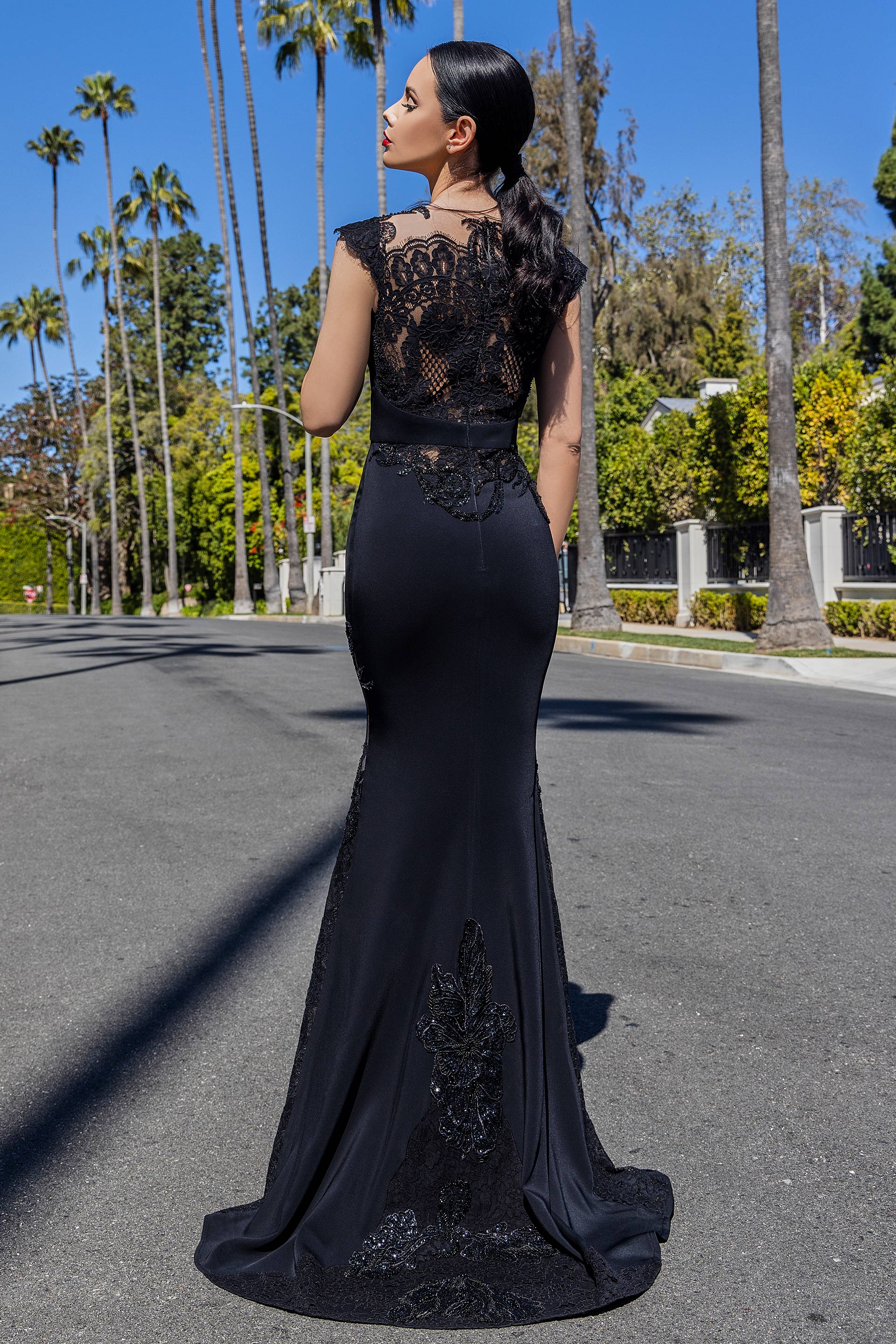Long evening dress made of stretch-crepe and Chantilly lace SKA1412